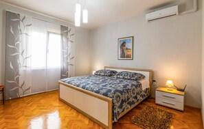 3 bedrooms, travel cot, free WiFi, bed sheets