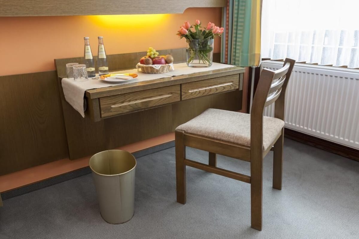 Een 20-inch flatscreentelevisie met satellietzenders en een televisie