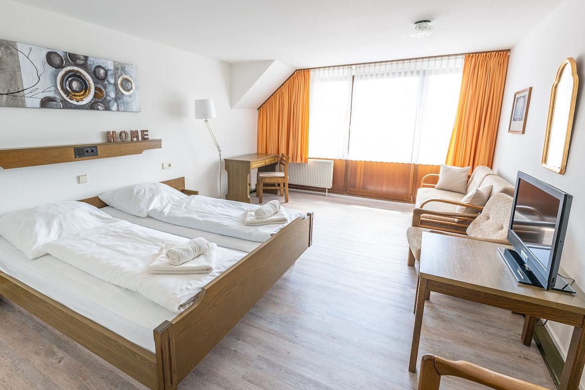 Comfort Double Room | Desk, soundproofing, WiFi (free)