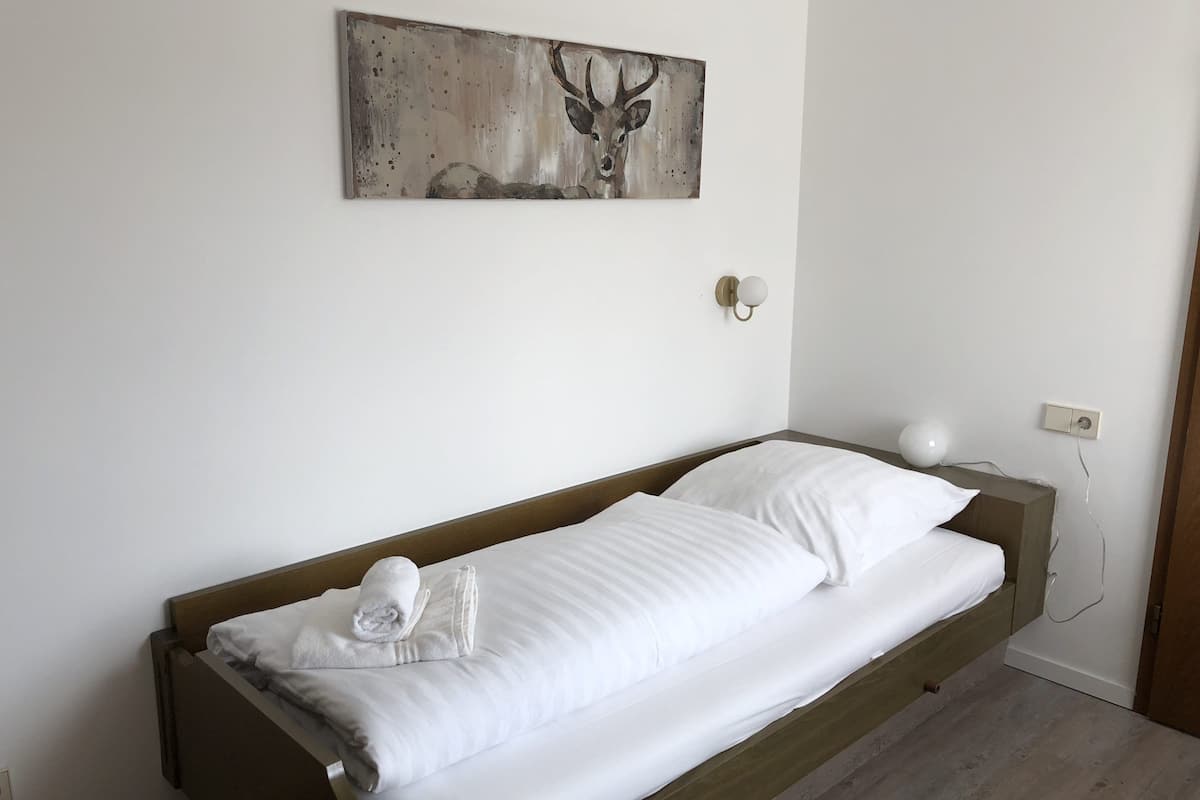 Standard Single Room | Desk, soundproofing, WiFi (free)