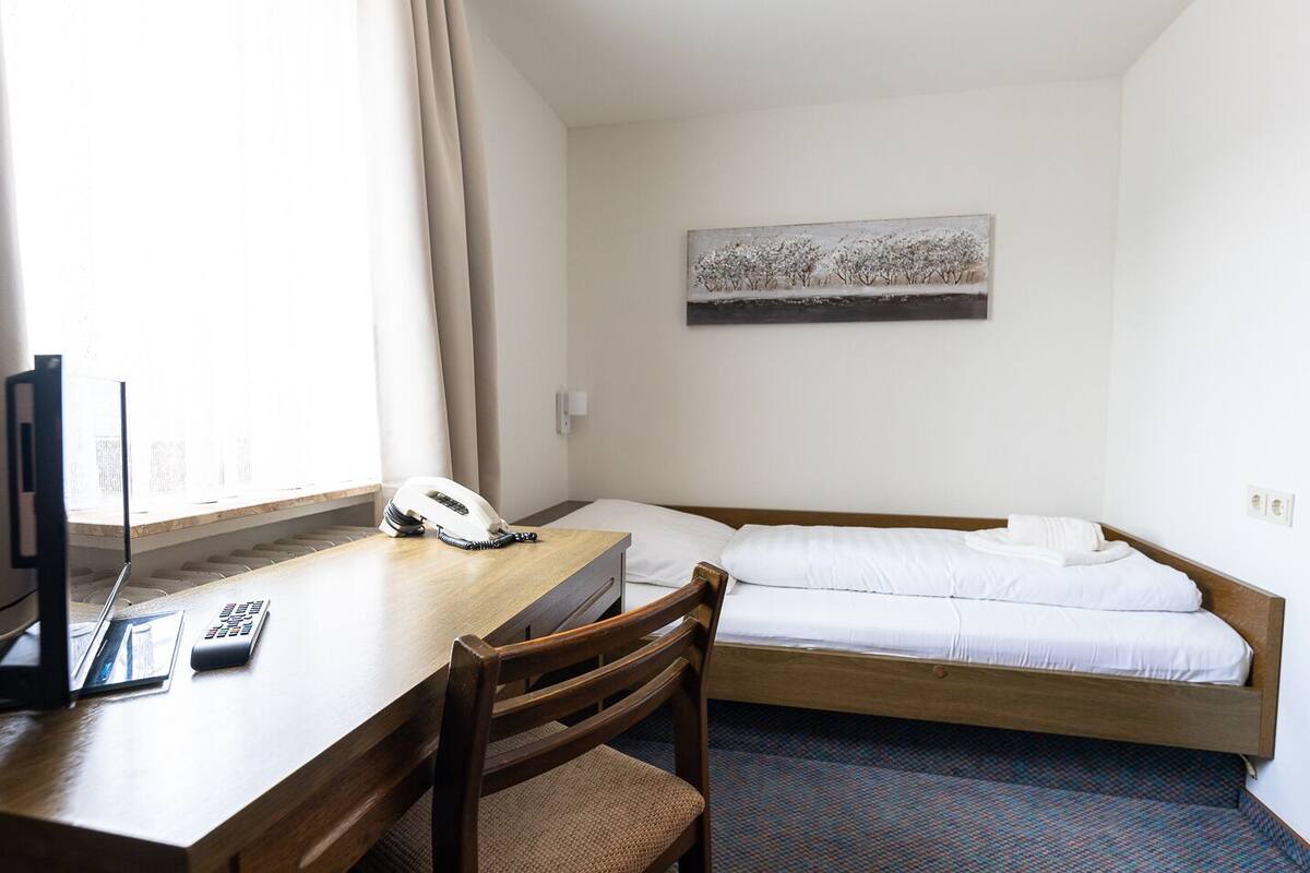 Basic Single Room | Desk, soundproofing, WiFi (free)