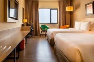 Deluxe-Vierbettzimmer, 2 Queen-Betten, Nichtraucher | Allergikerbettwaren, Minibar, Zimmersafe, Schreibtisch