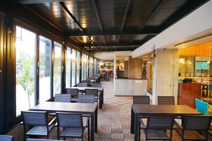 Café da manhã com buffet grátis todos os dias