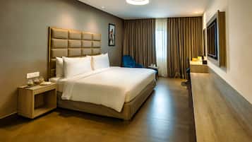 Premium Suite, 1 King Bed, Non Smoking | Hypo-allergenic bedding, minibar, in-room safe, desk