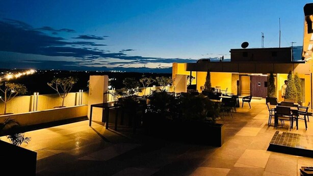Terraza en la azotea con mobiliario exterior y vistas a las montañas.