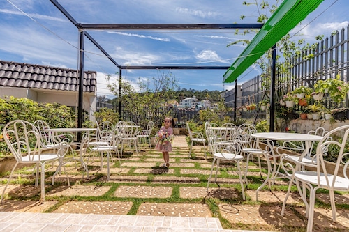 Famille d'accueil Dinh Bảo Đại, vue viewp, rng thông rng hồng