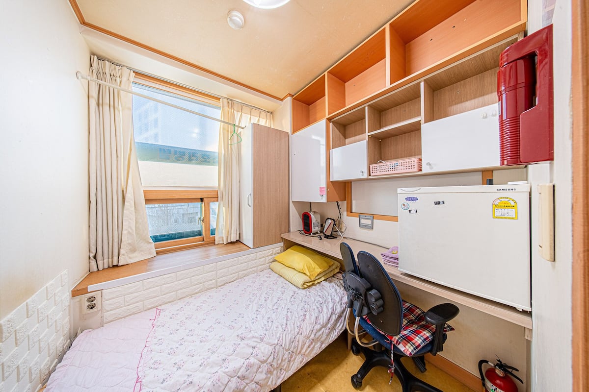 Desk, laptop workspace, iron/ironing board, free WiFi