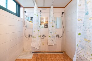 Phòng đơn Economy, chỉ dành cho nữ, không hút thuốc (Safety Door Lock for Women) | Phòng tắm | Buồng tắm vòi sen, đồ dùng nhà tắm miễn phí, máy sấy tóc 