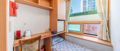 Escritorio y espacio para trabajar con laptop