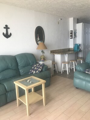 Smart TV, ping pong - Extraordinary view!  Separate  living room! We have full beach access and pool! (Daytona Beach)