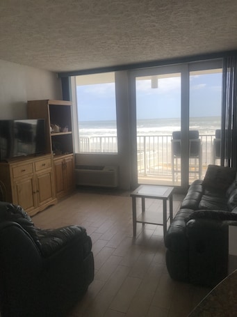 Smart TV, ping pong. Extraordinary view! Separate living room! We have full beach access and pool!