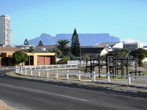 Exterior - Peak Village Lodge (Cape Town)