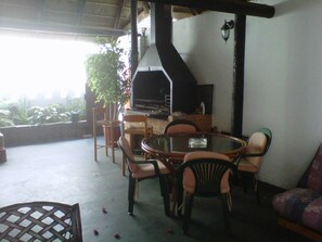 BBQ/picnic area - Peak Village Lodge (Cape Town)
