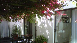 Courtyard view - Peak Village Lodge (Cape Town)
