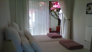 Deluxe Double Room (2) - Peak Village Lodge (Cape Town)