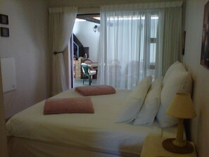 Blackout drapes, free WiFi, bed sheets - Peak Village Lodge (Cape Town)