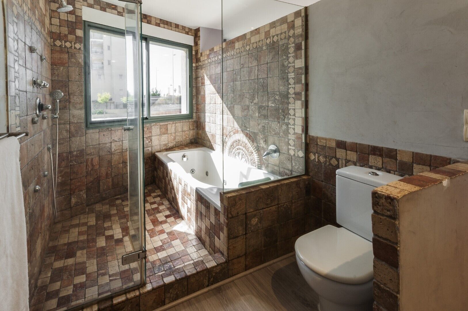 Douche, baignoire à jets, sèche-cheveux, bidet