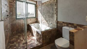 Douche, baignoire à jets, sèche-cheveux, bidet