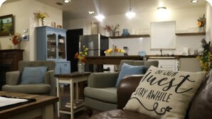 Smart TV, chimenea y libros 