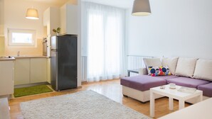 Leilighet (0 Bedroom) | Oppholdsområde | En 32-tommers Flatskjerm-TV med kabel-kanaler samt TV