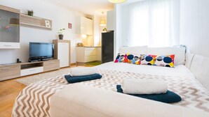 Leilighet (0 Bedroom) | Skrivebord, blendingsgardiner, lydisolert og strykejern/-brett