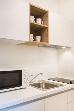 Apartment (0 Bedroom) | Private kitchen | Mini-fridge, microwave, electric kettle, cookware/dishes/utensils