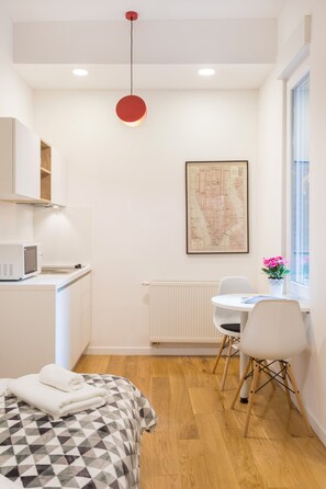 Apartment (0 Bedroom) | Dining