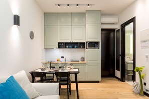 Apartment (0 Bedroom) | Dining