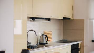 House (3 Bedrooms) | Private kitchen | Fridge, oven, stovetop, dishwasher