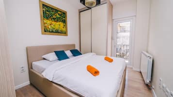 1 kamar tidur, meja kerja, dan ruang kerja ramah laptop