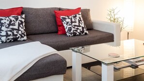 Apartment (1 Bedroom) | Wohnzimmer