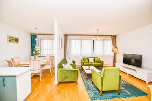 Appartement (2 Bedrooms) | Salle de séjour | Télévision à écran plat