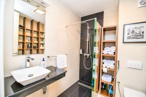 아파트 (2 Bedrooms) | 욕실 | 샤워 시설, 무료 세면용품, 헤어드라이어, 타월