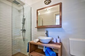 Apartment (0 Bedroom) | Bathroom | Shower, free toiletries, hair dryer, towels - Modern Duplex Close to City Center- Free Parking (Zagreb)