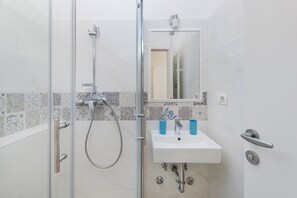 Estudio, 1 habitación, no fumadores (0 Bedroom) | Baño | Ducha y toallas