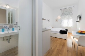 สตูดิโอ, 1 ห้องนอน, ปลอดบุหรี่ (0 Bedroom) | โต๊ะทำงาน, พื้นที่ทำงานแบบใช้แล็ปท็อป, ผ้าม่านกันแสง, ห้องเก็บเสียง
