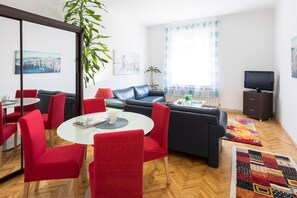 Departamento (2 Bedrooms) | Sala de estar | Televisión 