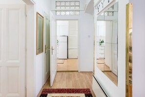 Lägenhet (2 Bedrooms) | 2 sovrum, skrivbord, arbetsyta för laptop och strykjärn/strykbräda