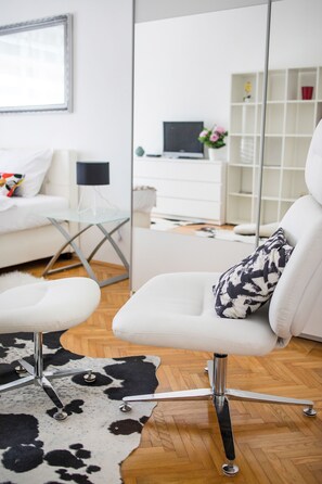 Lägenhet (2 Bedrooms) | 2 sovrum, skrivbord, arbetsyta för laptop och strykjärn/strykbräda