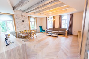 Appartement, 3 slaapkamers, niet-roken, uitzicht op stad (3 Bedrooms) | Woonkamer | Een 32-inch flatscreentelevisie met kabelzenders en een televisie