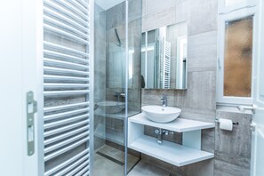 Appartement, 3 slaapkamers, niet-roken, uitzicht op stad (3 Bedrooms) | Badkamer | Een douche, handdoeken, zeep, shampoo