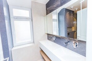 Apartment, 3 Bedrooms, Non Smoking, City View (3 Bedrooms) | Bathroom