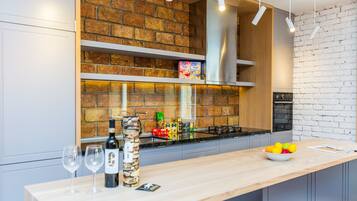 Appartement, 3 chambres, non-fumeurs, vue ville (3 Bedrooms) | Cuisine privée | Réfrigérateur, micro-ondes, four, plaque de cuisson