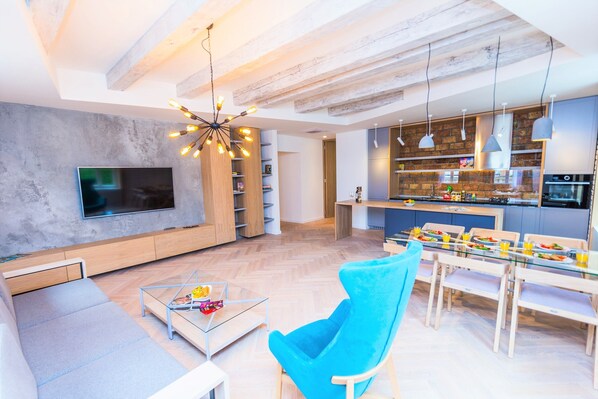 Apartment, 3 Bedrooms, Non Smoking, City View (3 Bedrooms) | Living room | 32-inch flat-screen TV with cable channels, TV