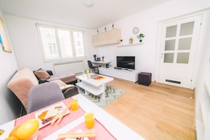 32-inch flat-screen TV with cable channels, TV