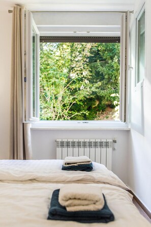 อพาร์ทเมนท์ (2 Bedrooms) | 2 ห้องนอน, โต๊ะทำงาน, พื้นที่ทำงานแบบใช้แล็ปท็อป, เตารีด/โต๊ะรีดผ้า