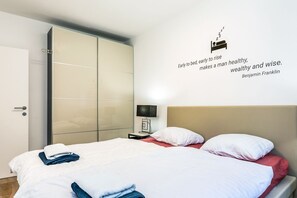 อพาร์ทเมนท์ (2 Bedrooms) | 2 ห้องนอน, โต๊ะทำงาน, พื้นที่ทำงานแบบใช้แล็ปท็อป, เตารีด/โต๊ะรีดผ้า