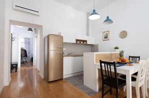 Apartment (1 Bedroom) | Dining