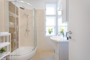 公寓 (3 Bedrooms) | 浴室 | 淋浴設備、免費梳洗用品、風筒、提供毛巾