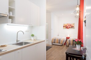 Apartment (3 Bedrooms) | Private kitchen | Fridge, microwave, oven, stovetop - Spacious and Modern Central Triplex- Free Parking! (Zagreb)